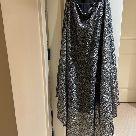 Hi lo hem black and white totally open back mock turtle neck full skirt. - Picture 5 of 6